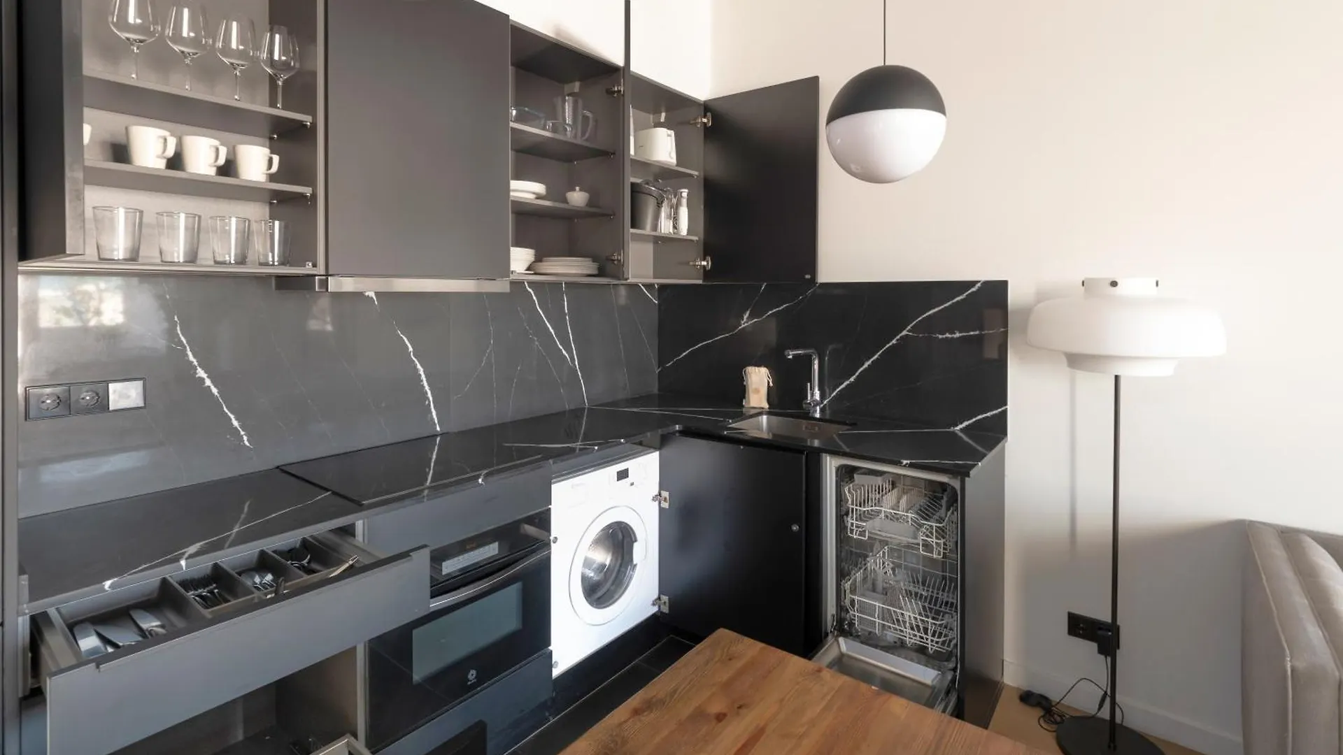 Caterina Correos Apartment Barcelona